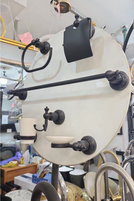 ⚫ طقم إكسسوارات حمّام كلاسيك – أسود مزخرف